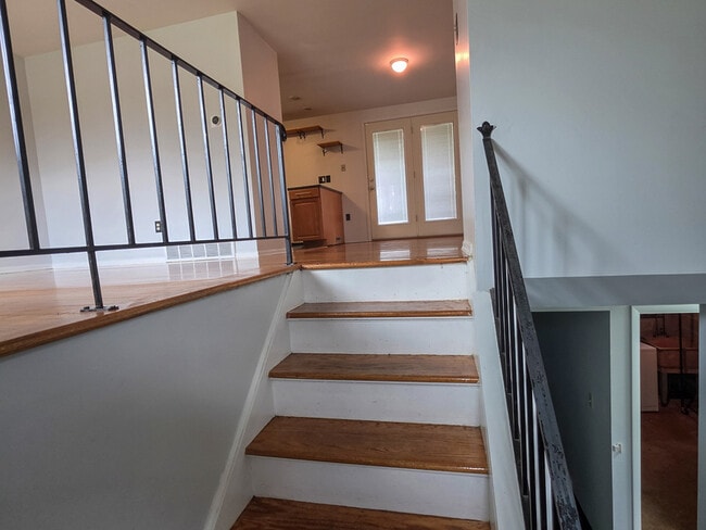 Building Photo - 408 Hazelnut Dr