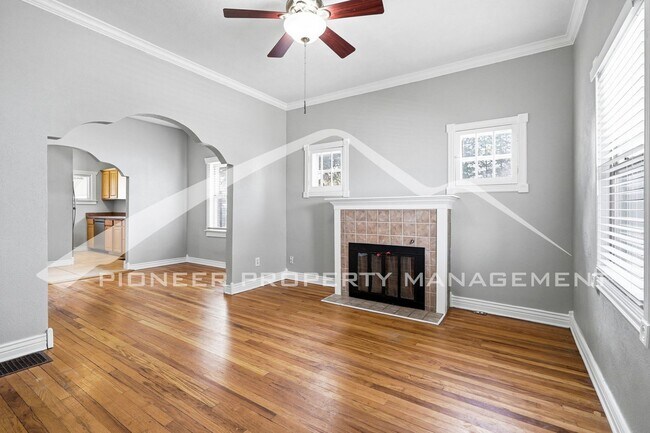 Building Photo - Charming Home with Washer/Dryer and Fenced in Yard