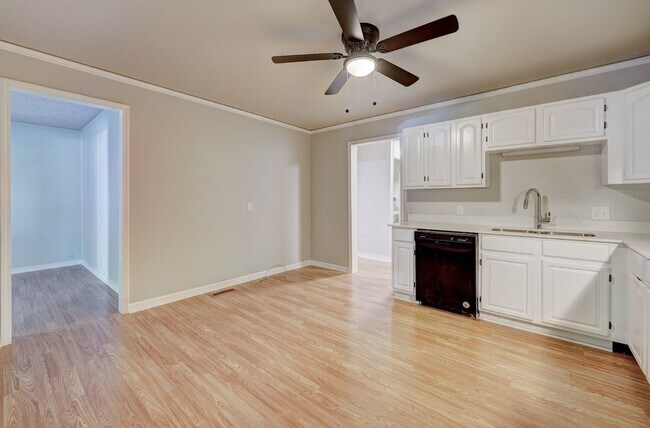 Foto del edificio - 4 Bedroom Available Now!