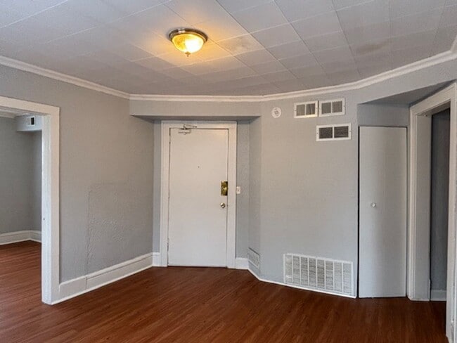 Building Photo - 580 Thomas Ave W