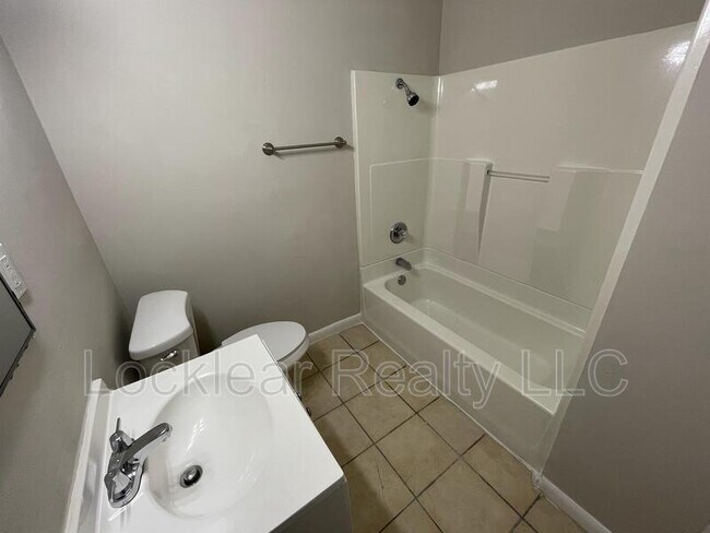 Foto del edificio - 2120 N Davis St