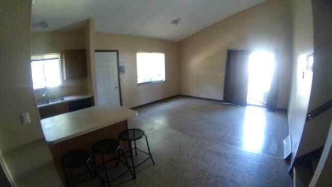 Cocina con vista a la sala de estar - 1302 Albert Ave