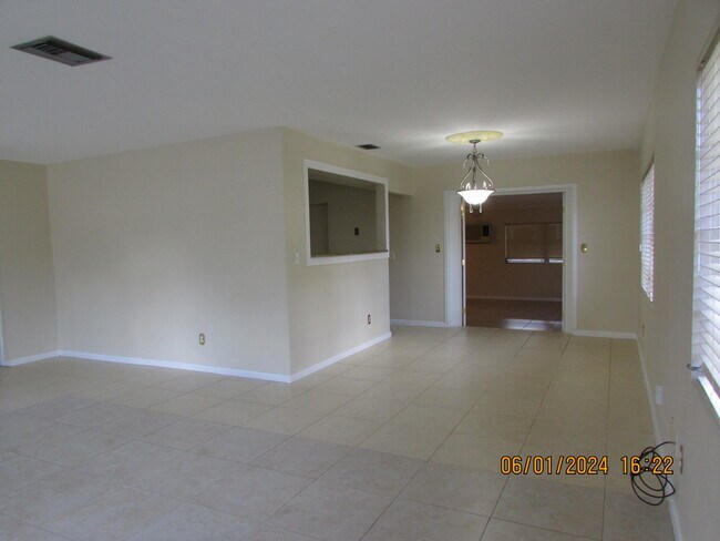 Building Photo - 211 W Laila Dr