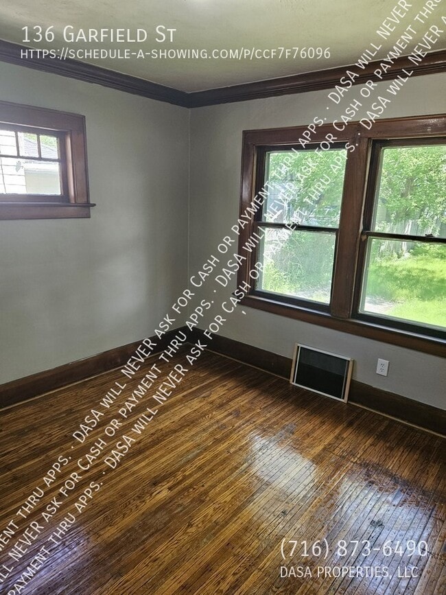 Building Photo - 136 Garfield St