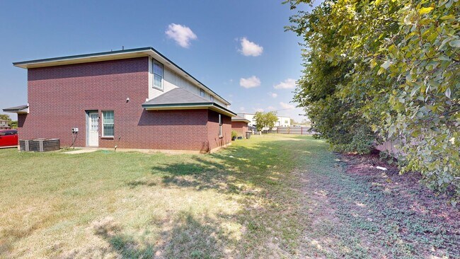 Building Photo - PRICE IMPROVEMENT!!! NOW ONLY $950