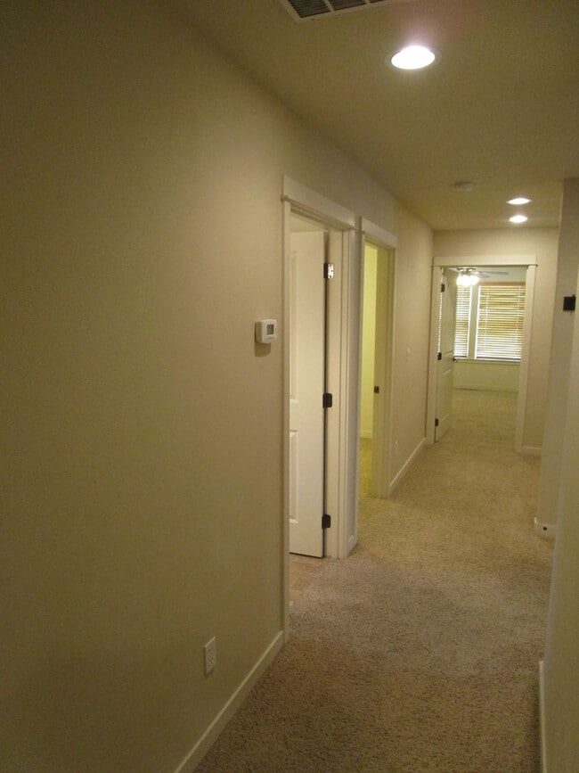 Building Photo - 3 Bedroom, 2 Bathroom on Corner Lot in Subdivision in North Prineville - Available Now!