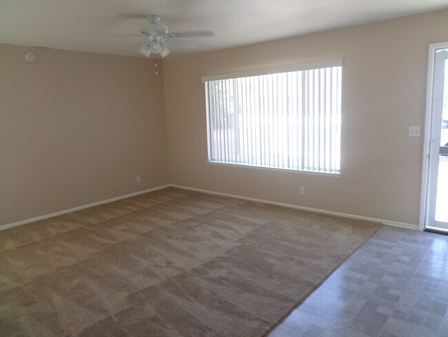 Building Photo - Quaint 4 bedroom 2 bath home in Anaheim! N...