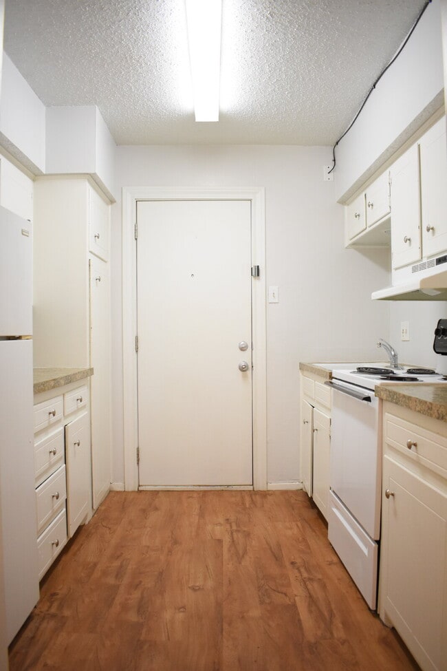 Building Photo - Updated Duplex in a Wonderful Central Location