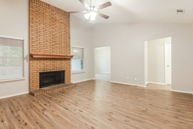 Building Photo - 807 Young Dr