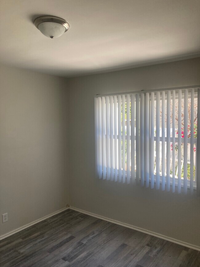 Foto del edificio - 8756 Darby Ave