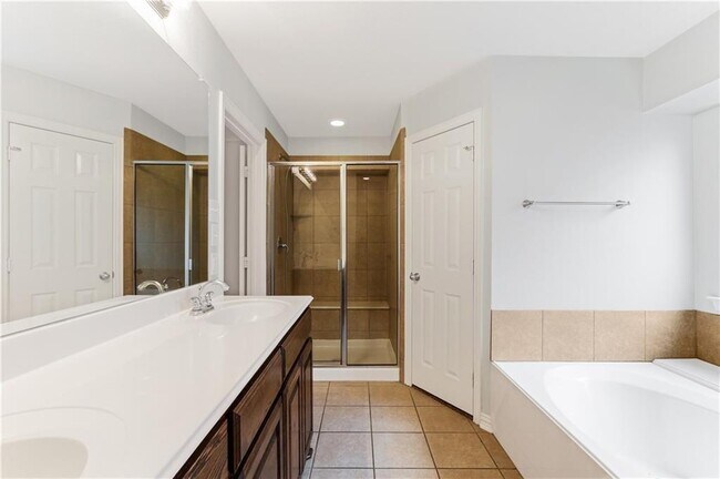 Building Photo - 1221 Amazon Dr