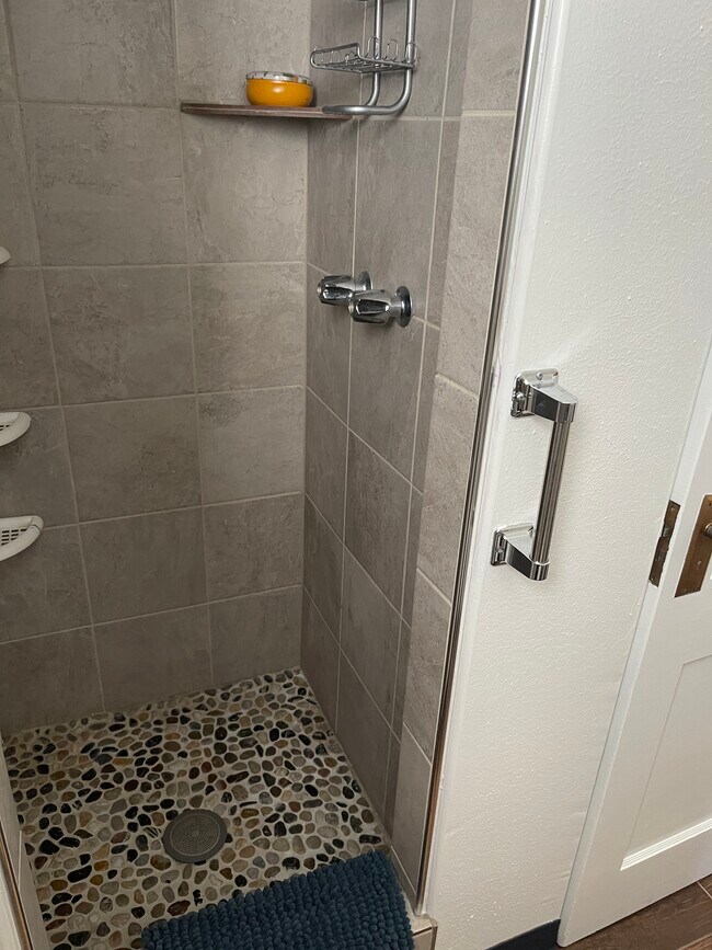 Ducha con azulejos recién embaldosados - 453 W Hackney Hill Rd