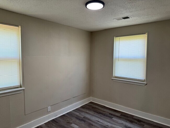 Foto del edificio - MOVE IN READY!! BACK ON THE MARKET!!