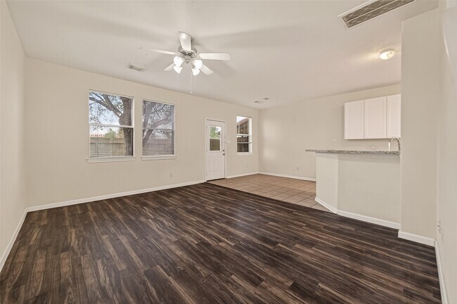 Foto del edificio - 210 Drake Run Ln