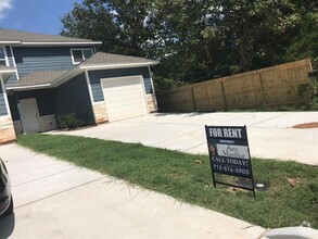 Building Photo - 910 Shady Ln
