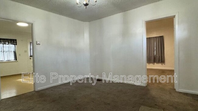 Building Photo - 910 E Mesa Ave