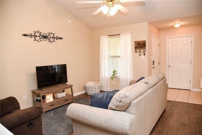 Foto del edificio - 3813 Oldenburg Ln