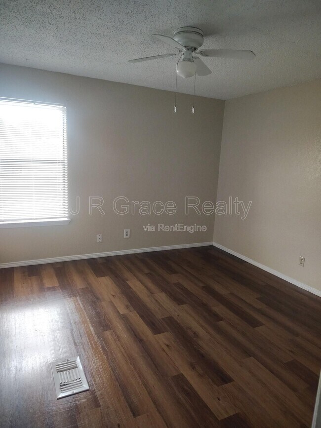 Foto del edificio - 5947 Shadydell Dr