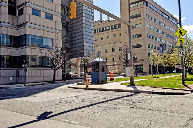 Building Photo - 806 N Broadway