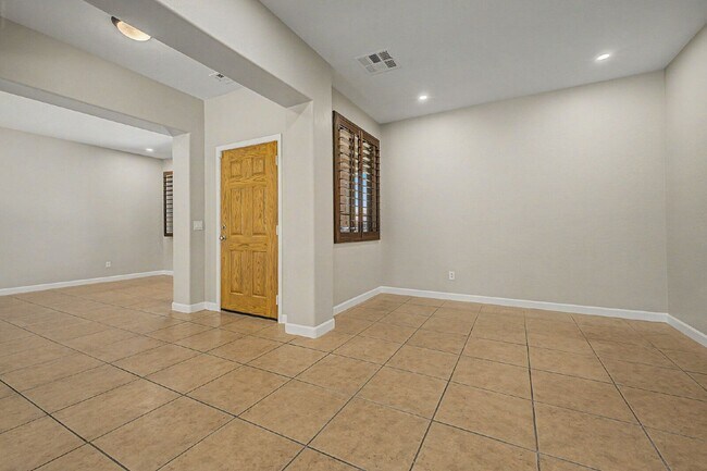 Foto del edificio - 14515 W Cameron Dr