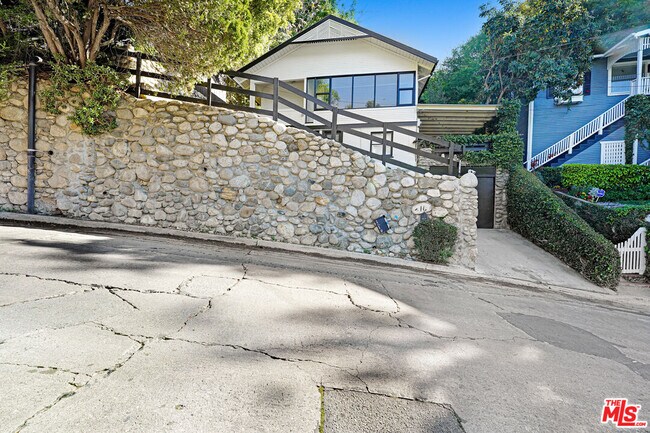 Foto del edificio - 316 Crane Blvd