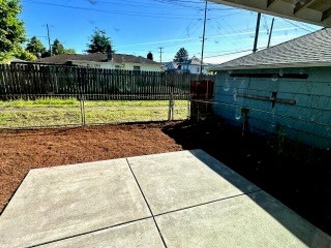 Building Photo - Beautiful 3 Bedroom Home Near University o...