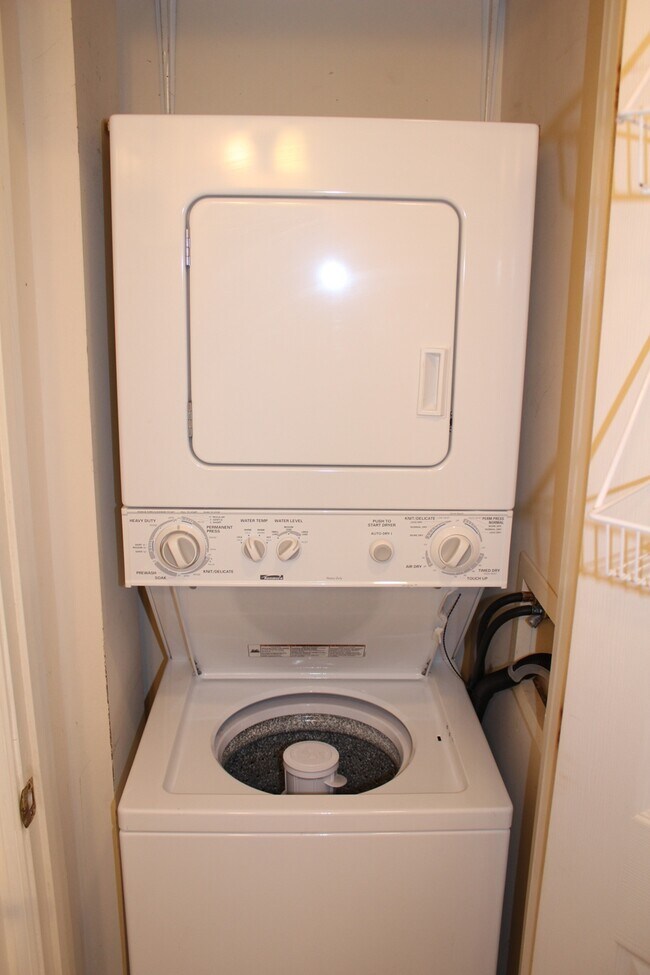Stackable washer/drier - 1704 16th St NW
