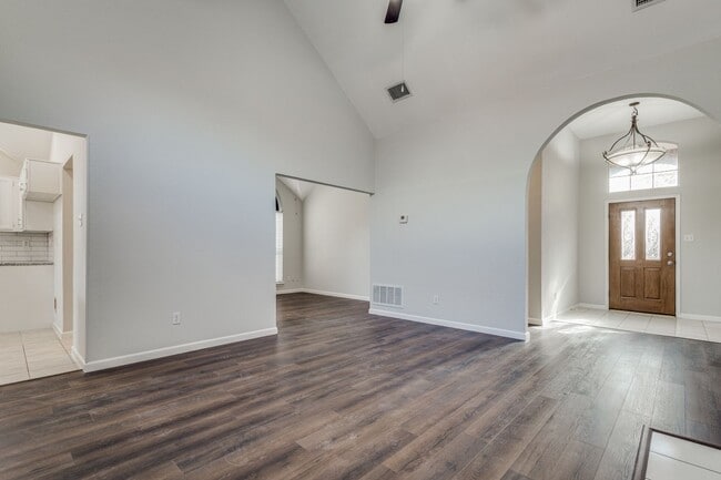 Building Photo - 2317 Suntree Ln
