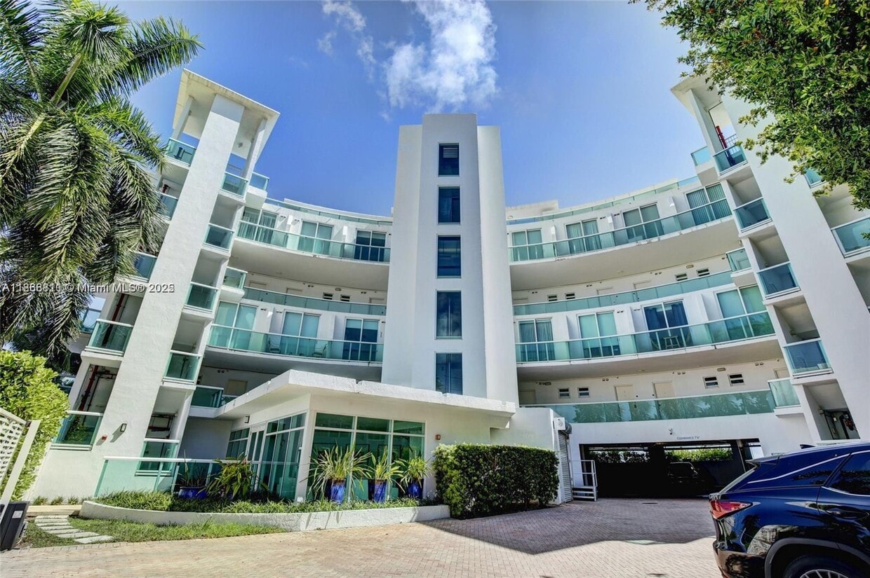 Primary Photo - 2000 Bay Dr