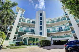 Building Photo - 2000 Bay Dr