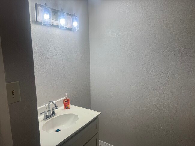 Baño - 534 Radiance Ave