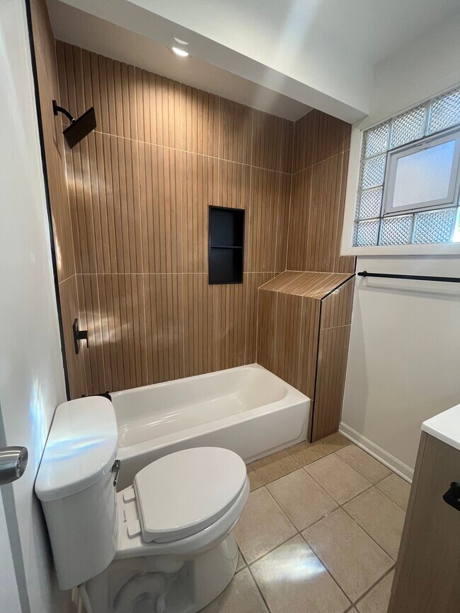 Foto del edificio - 1655 N Artesian Ave