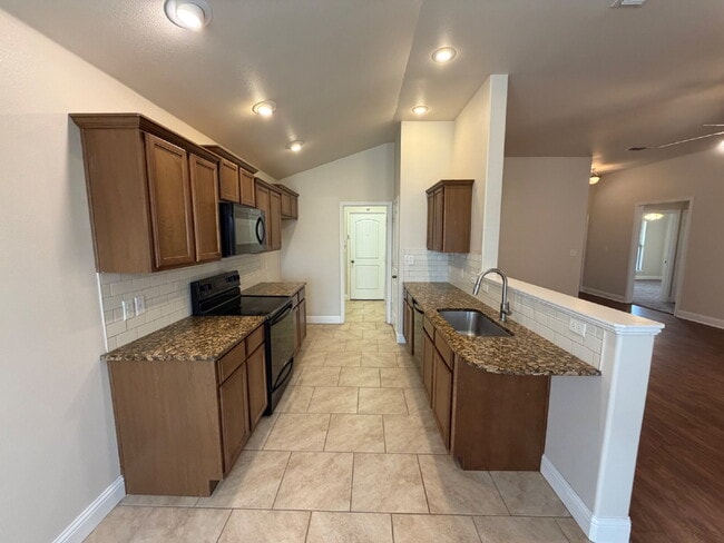Building Photo - Beautiful Home in Quiet Neighborhood!
