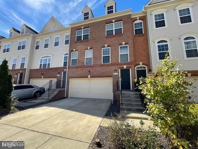 Building Photo - 4 br, 3.5 bath Townhome - 8616 Red Rock Lane