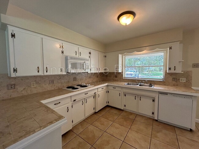 Building Photo - 2021 Woodcrest Dr