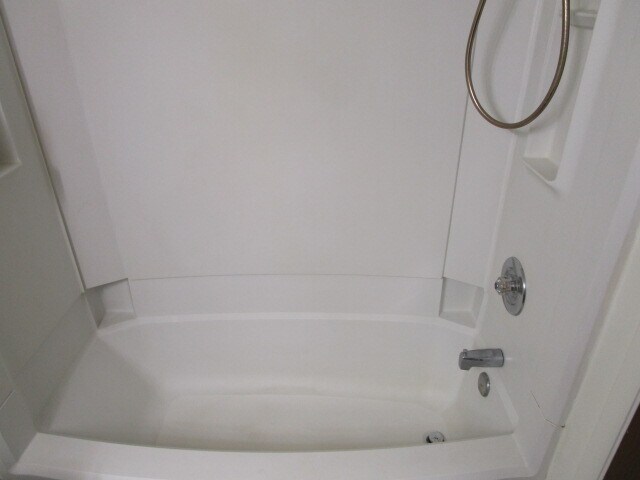 shower surround - 1116 Bank St