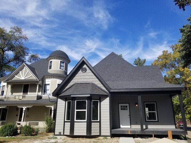 Foto del edificio - Newer 5 Bed, 3 Bath Home with over 3100+ s...