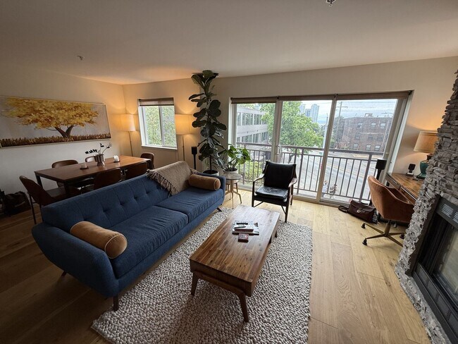 Foto del edificio - Charming and Rare 2BR/2BA/2Garage Parking ...