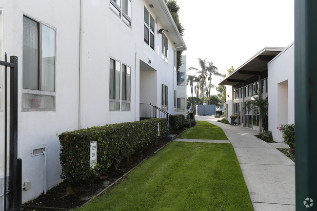 Building Photo - La Brea Apartments