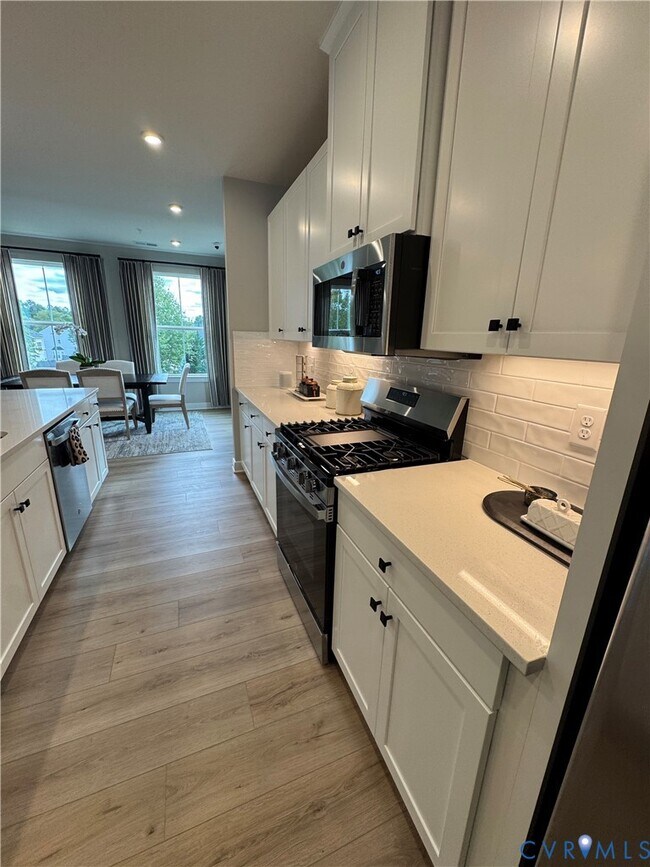 Foto del edificio - 8001 Lake Laurel Ln