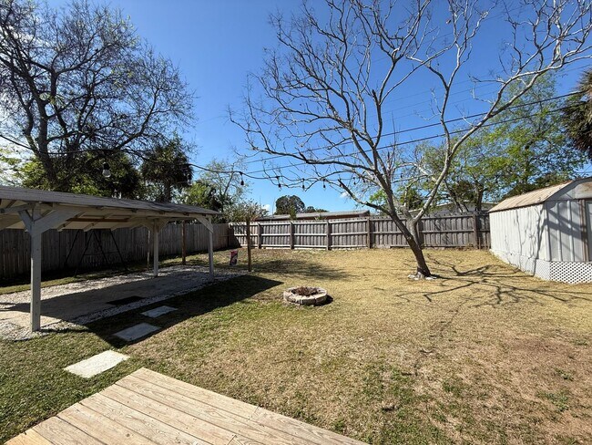 Foto del edificio - Great Location-3 Bedroom Daytona Beach Home w/Large AMAZING Backyard!