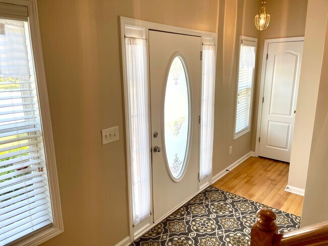 Building Photo - Welcome to this charming 4 bedroom, 2.5 ba...