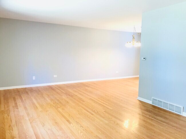 Foto del edificio - 724 Burning Tree Ln