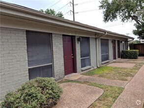 Building Photo - 608 W 51st St