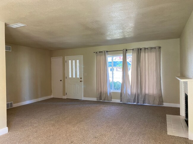 Building Photo - Four Bed, Two Bath Home In Stockton's Holi...