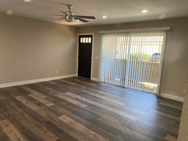 Foto del edificio - 530 Telegraph Canyon Rd