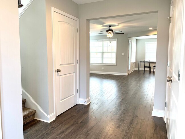 Building Photo - 712 Banister Dr