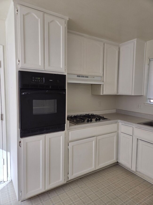 Building Photo - 3 Bedroom 2 Bath Home with Cooler