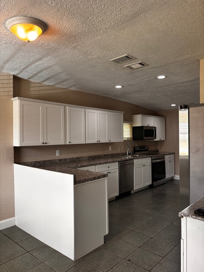 Building Photo - 1402 Donna Ave