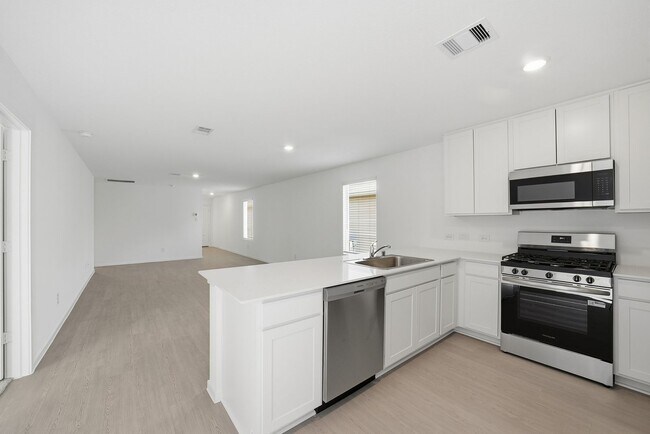 Foto del edificio - Brand New! Everything Included!!!